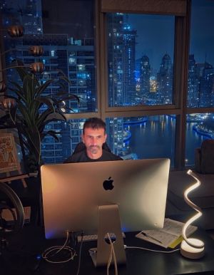 Calogero Grifasi escribiendo un libro