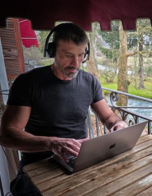 Calogero Grifasi mentre scrive un libro